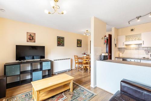 Island Gardens Apartment | Stylish Riverside Flat Near Canary Wharf