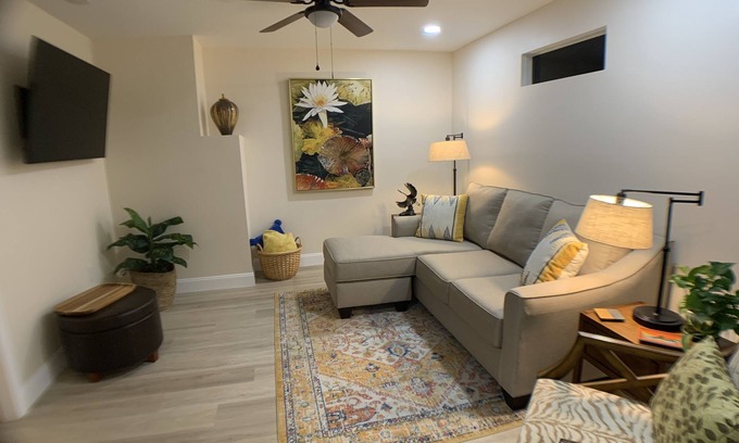 Altamont Manor Apartment | Stylish Sabal Palm Apt-Special Spring/Summer Rate! 1BR,1BA. Walk to Downtown!