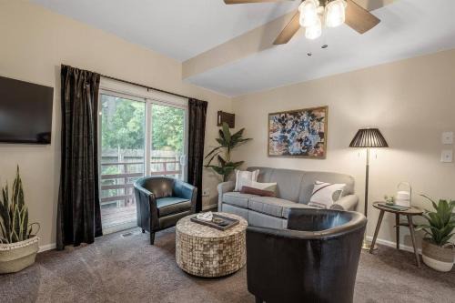 Ypsilanti Apartment | Stylish Sanctuary Near EMU- Ideal for Med Students apts