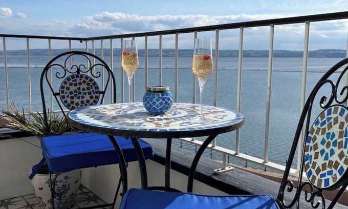 West Kirby Apartment | Stylish Seafront Flat & Balcony: Something Special