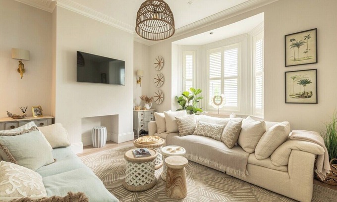 Bournemouth City Centre House | Stylish Shell House: BBQ, Walk to Beach & Town