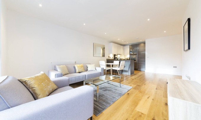 Evelyn Apartment | Stylish, spacious two bed family apartment with placing