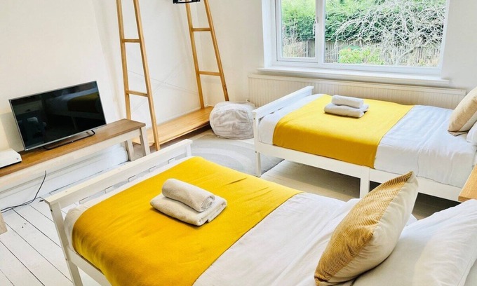 Horsforth House | Stylish Stay in Horsforth Lodge