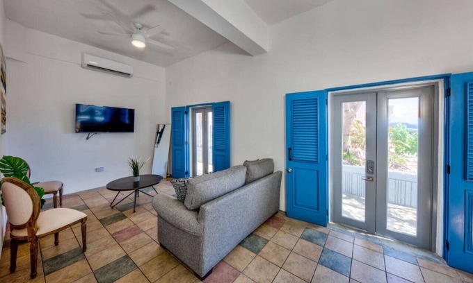 Puerta de Tierra Apartment | Stylish Stay with Walkable Beach Access and Cafes