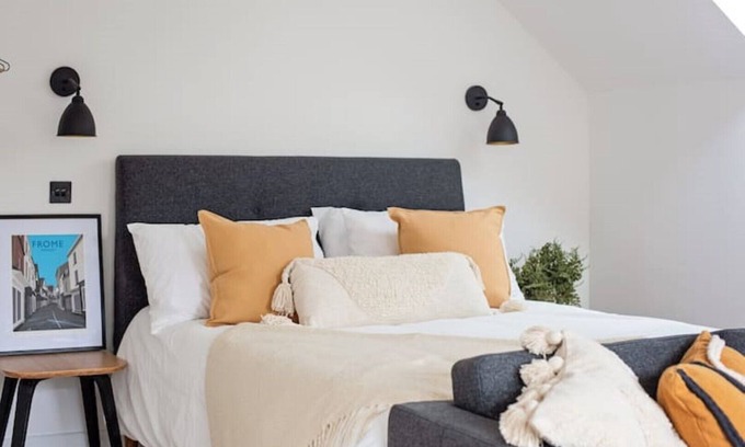 Frome Apartment | Stylish studio apartment in Frome 12’ Longleat