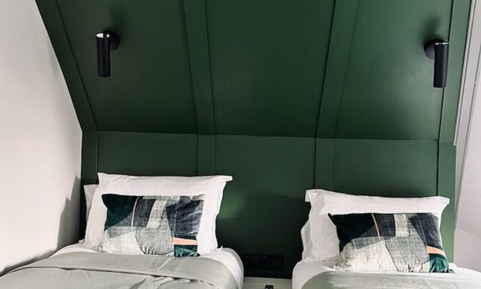 Innerleithen Apartment | Stylish studio room, twin, en-suite & kitchenette