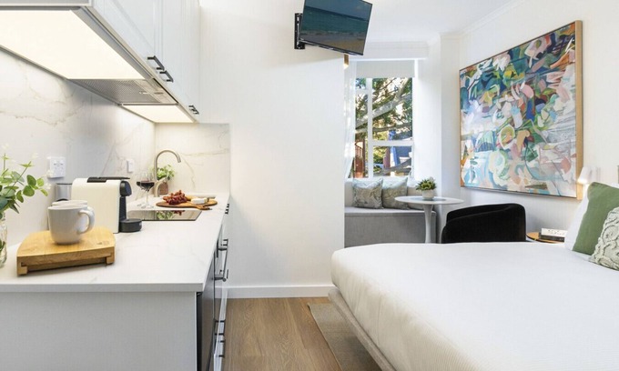 Darling Point Apartment | Stylish Studio with Rooftop Harbour Views