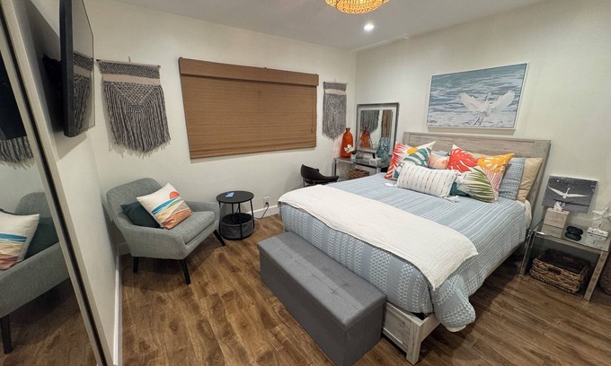 Ladera Heights House | Stylish suite near beach & LAX—private entry, vibrant decor, cozy comfort.