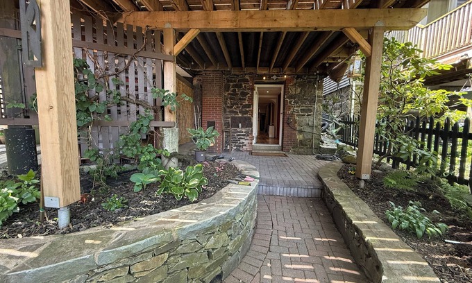 South End Apartment | Stylish unit in Victorian house located on South Park Street. Private Garden.