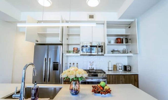 Sunnyside Condo | ✨ Stylish Walkout Condo in the Heart of Trendy Kensington ✨