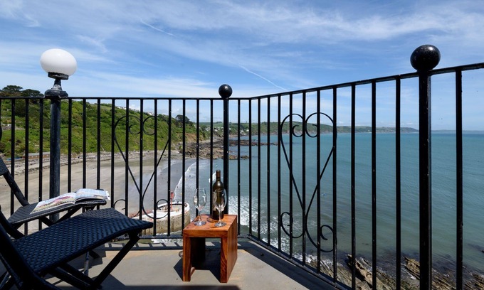 West Looe House | Stylish waterfront apartment with magnificent view