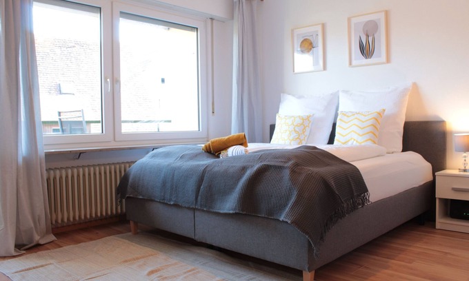 Holzgerlingen Apartment | Stylish with Balcony, parking, Netflix