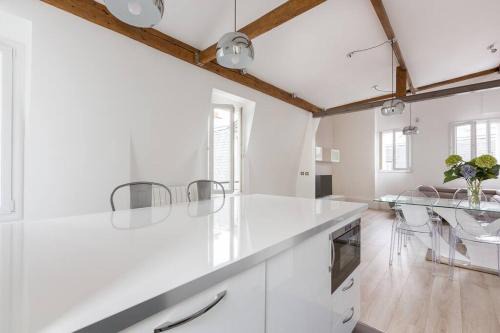 Quartier Sainte-Marguerite Apartment | Sublime appartement refait à neuf en dernier étage baigné de lumière avec une très belle hauteur sous plafond 2 chambres en plein centre de Paris