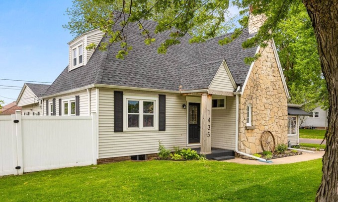 Pekin House | Suburban Sanctuary: 3BD Perfect for Long Stays
