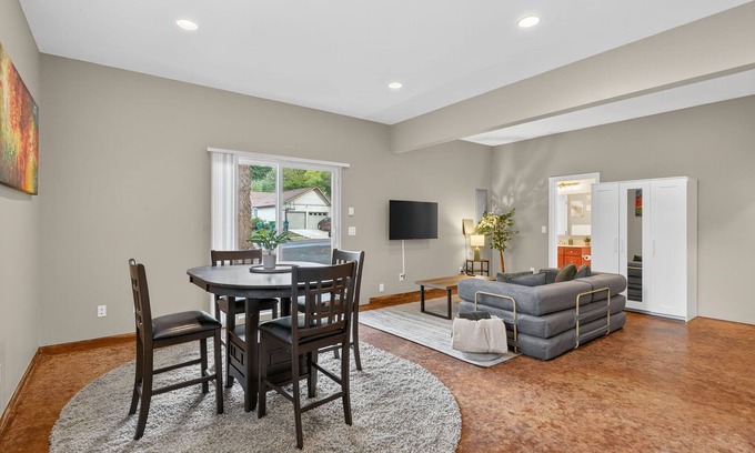 Garden Home-Whitford House | Suburban Studio, Near Golf, Wineries & Dining