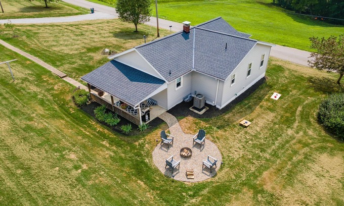 Sugar Grove Other | Sugar Grove Farmhouse - Hocking Hills! - Hot Tub!