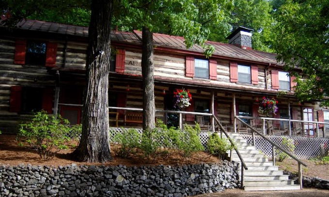 Vesuvius Bed & Breakfast | Sugar Tree Inn