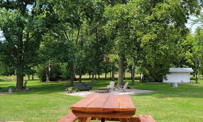Dundas Cabin | Sugarcreek executive lodging/outdoor adventure headquarters near Olney,IL