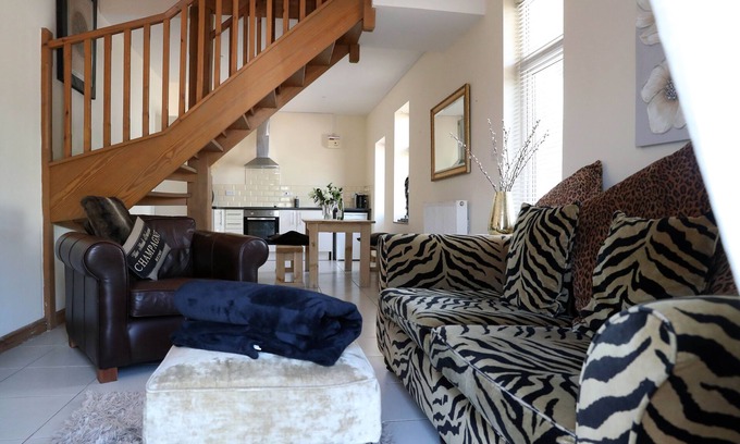 Llanfoist Cottage | Sugarloaf Cottage. Elegant, spacious and stylish.