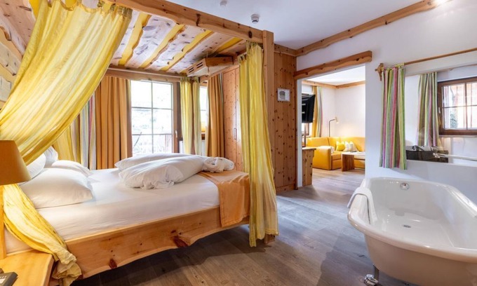 Haus House | "Suite Arnika" with bathtub, shower, WC (4-6 n.) - Nature and wellness hotel