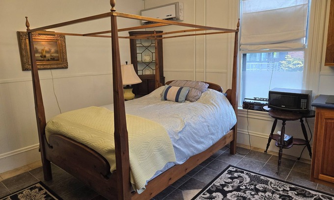Queens Apartment | Suite B Downtown Liverpool studio apartment with WiFi and AC ; pet friendly