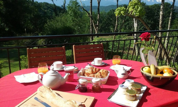 Tournay Bed & Breakfast | Suite Chambre D'hôte Avec Piscine vue sur les Pyrénées