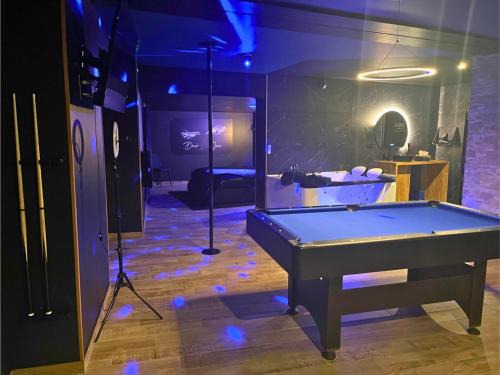 Sainte-Pezenne Apartment | Suite Cléopâtre avec balnéo & billard - Doux Bleu Jeux