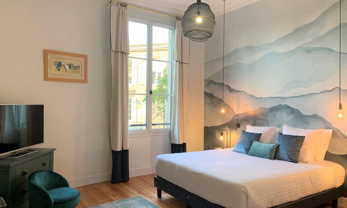 Bordeaux City Centre Bed & Breakfast | Suite ENCRE DE CHINE ideal for 4 people