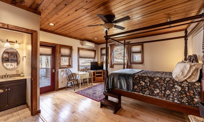 Stanardsville Apartment | Suite Maharaja at White Lotus Eco Spa Retreat
