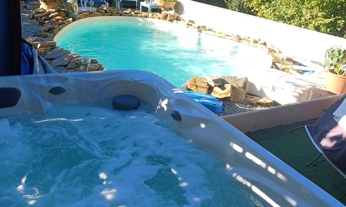Le Bez Bed & Breakfast | Suite Noelie, son Ecran de Cinema et sa Baignoire d Époque