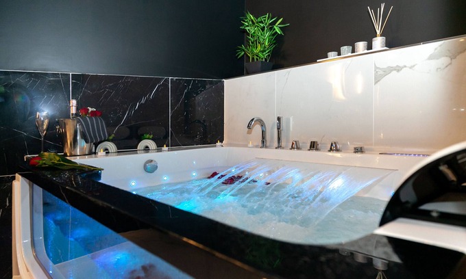 Meaux House | Suite Panthéon Maison de Ville Haut de Gamme Avec Jaccuzi et Sauna