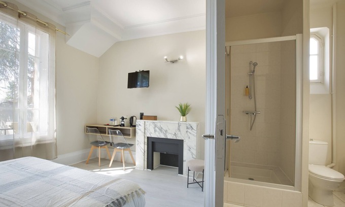Bron House | Suite-Premium-Ensuite with Shower-Garden view