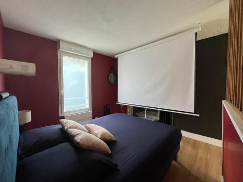 Leguevin Apartment | Suite Rohmer Vidéoprojecteur et cocon intimiste