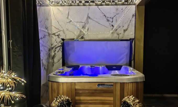 Saint-Sauveur Bed & Breakfast | suite ROYAL ROOM by playroom, apartment and spa totally private