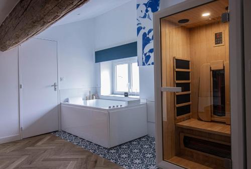 Jacquard - Prefecture Apartment | Suite Saphir - Jacuzzi & Sauna