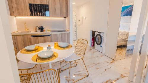 Sirmione Old Town Apartment | Suite Sirmione Studio - Italian Homing