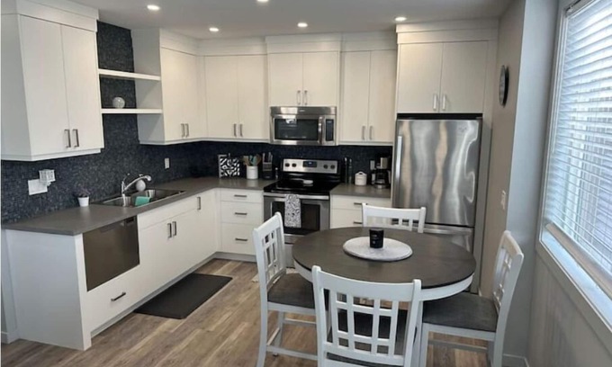 East Hill Apartment | Suite spot on Heritage Lane