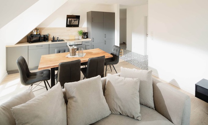 Greetsiel Apartment | Suite West | Seitliche Wasserlage