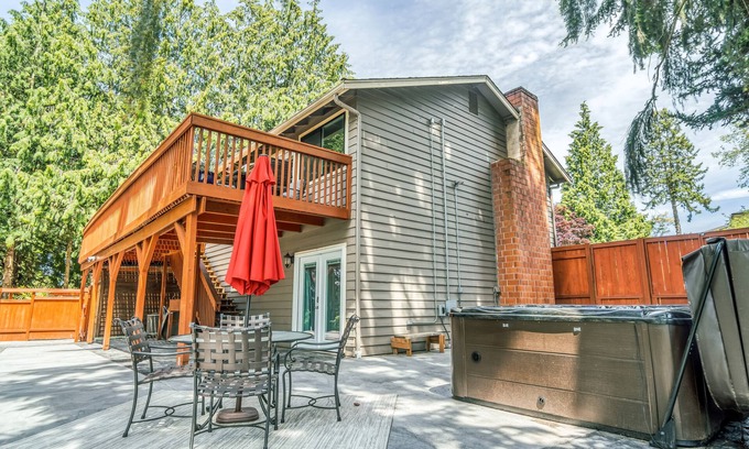 Totem Lake Apartment | Suite with Hot Tub -AC - Huge Fenced Yard - Mt. Rainier View - Private Entrance