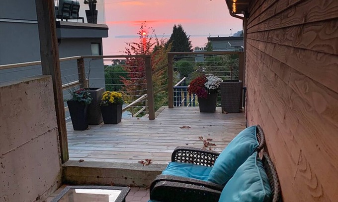 White Rock House | Suite with ocean view patio, three blocks to pier.