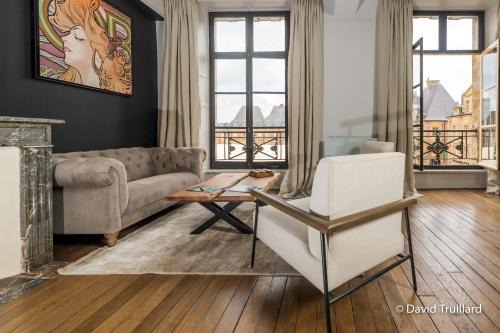 Charleville-Mezieres Apartment | Suites MANA - Cupidon avec superbe vue Place Ducale Parking inclus