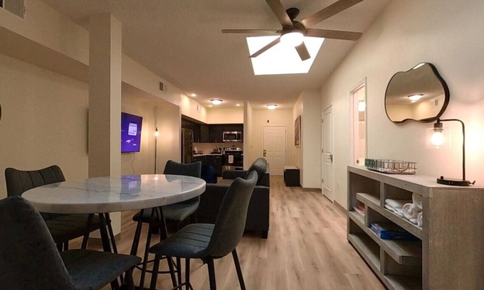 Oread Apartment | Suites On Mass - C3