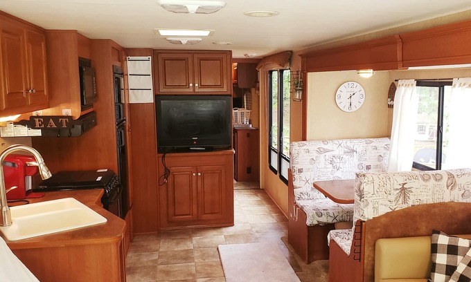 Calverton House | Sumerduck Farmhouse style RV * firepit * countryside