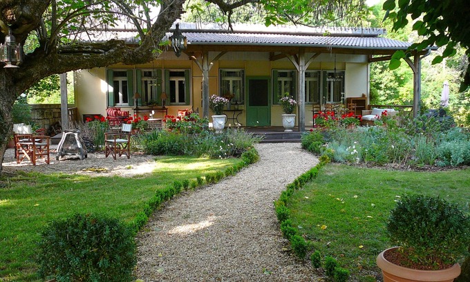 Villars Cottage | SUMMER GITE IN THE GROUNDS OF CHÂTEAU DE VILLARS EN PERIGORD