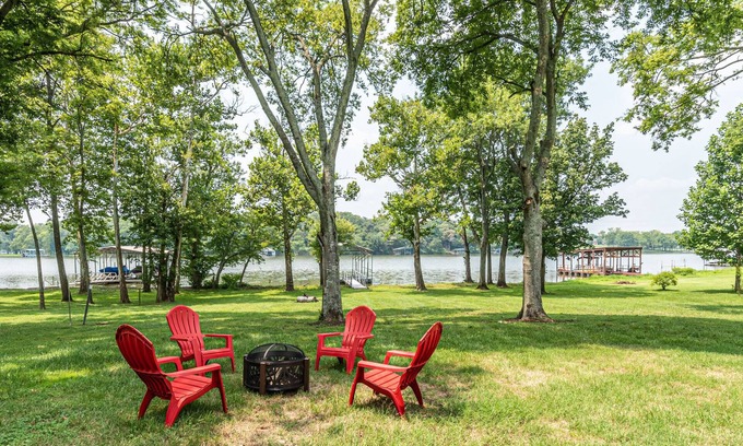 Gallatin House | Summer Lakefront Home |Sleeps 12| Firepit & Deck