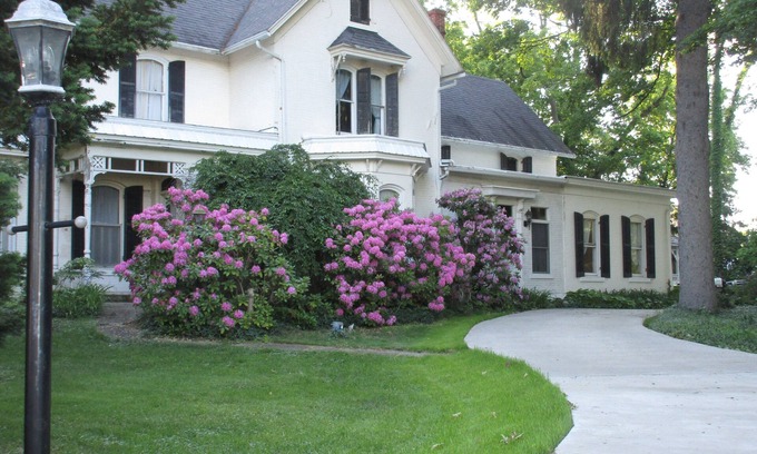 Granger House | Summer or gametime! Historic, updated w/2 Ensuites! 7 real beds. ND close by!