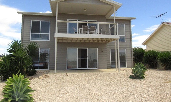 Para Wurlie House | Summer Shack ~ Spacious, Sea Glimpses from Balcony!