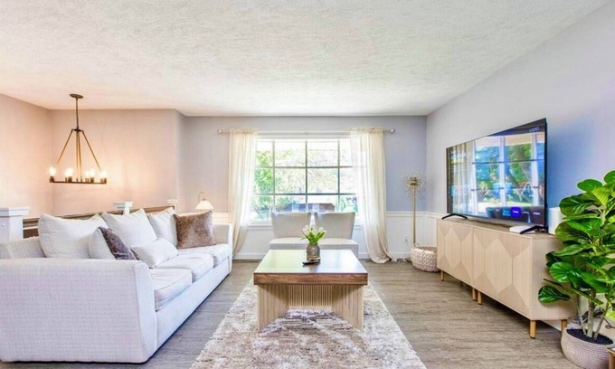 Bloomington House | SummerRidge Retreat with 5 bedrooms