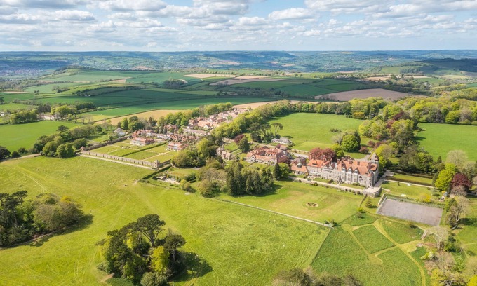 Lyme Regis House | Sumptuous Manor House, sleeps 8, dog friendly close to Lyme Regis.