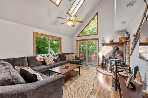 Moultonborough House | Sun-Dappled Suissevale Cape Close to Lake & Beach